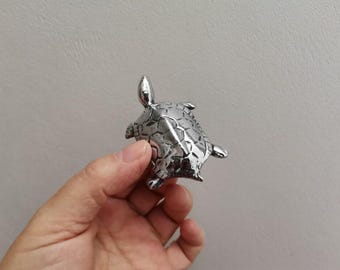 銀色の亀の彫刻、小さなアルミ製の亀、古典的な亀の置物、アルミ製の