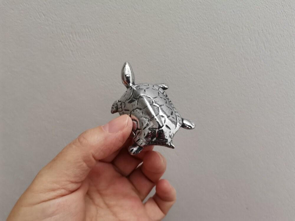 銀色の亀の彫刻、小さなアルミ製の亀、古典的な亀の置物、アルミ製の