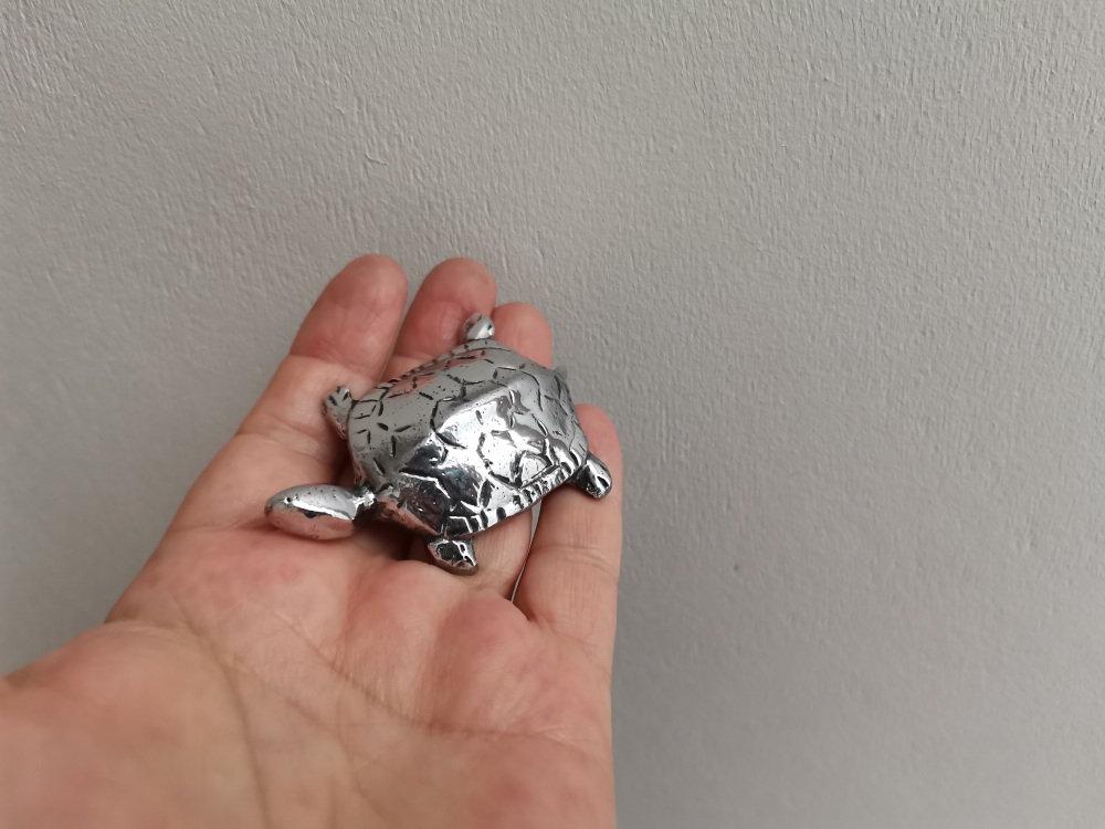 銀色の亀の彫刻、小さなアルミ製の亀、古典的な亀の置物、アルミ製の