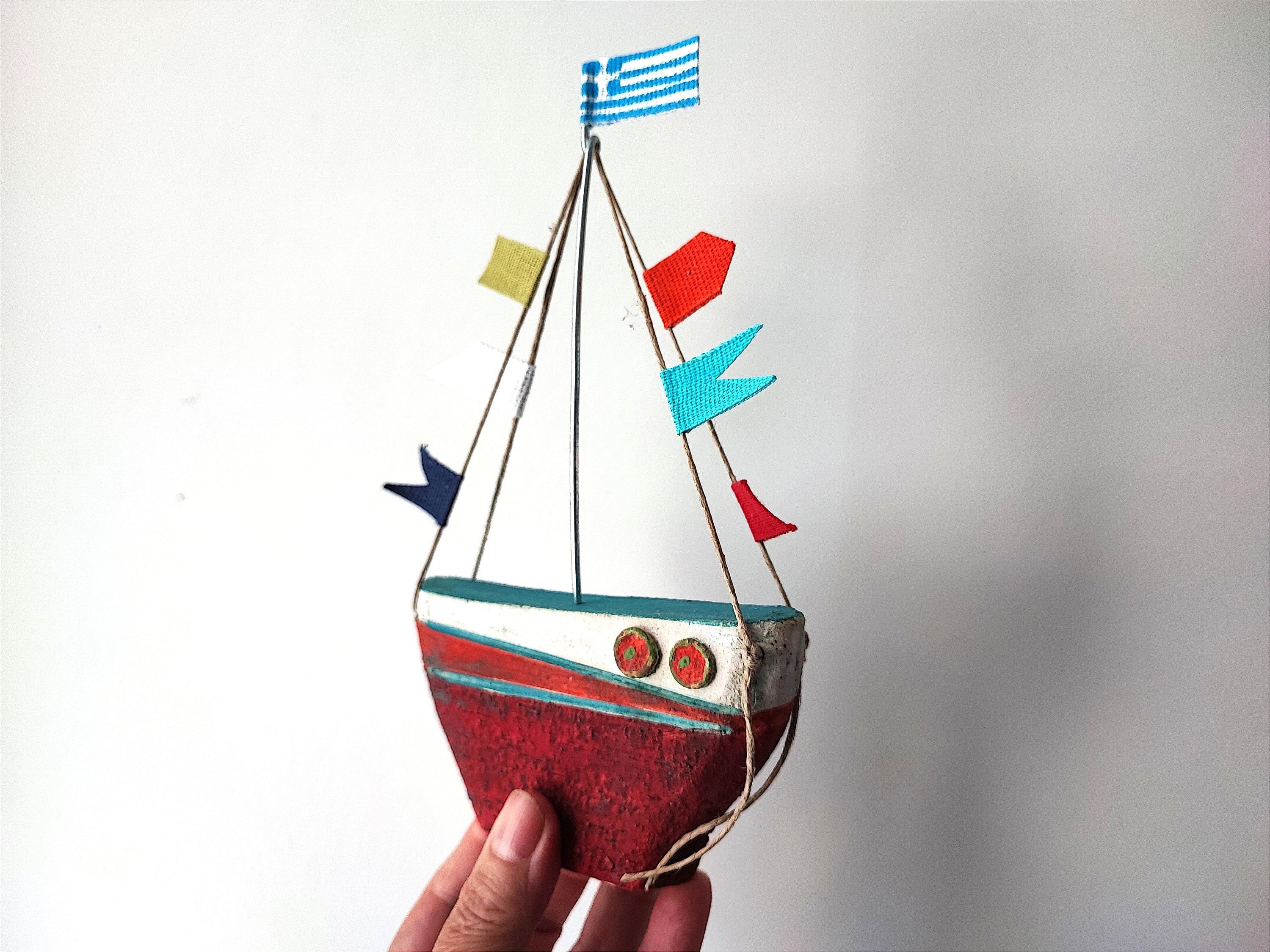 陶器 壁掛け 船のデザイン JYVYMA Ceramic Sailing Boat With Colourful Flags, Stoneware Clay Boat