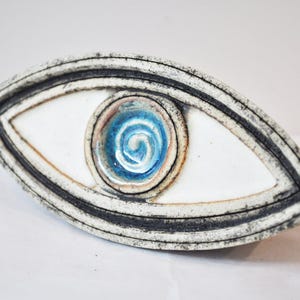 Scultura in gres raffigurante un occhio blu, ceramica greca a fuoco alto, occhio turchese e bianco