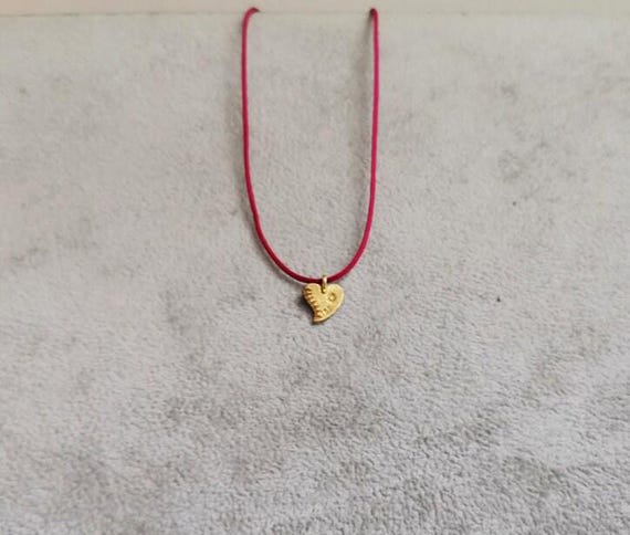 ゴールドハートネックレス、赤い紐の小さな 18k ゴールドハート