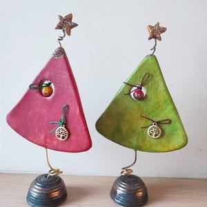 Triangle chistmas tree sculpture, xmas tree in triangle shape with ball, star and tree charm, cute mini christmas tree