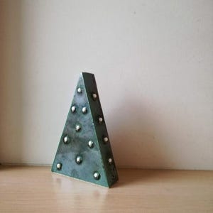 Minimalist xmas tree, ceramic christmas tree with porcelain beads, pointy modern xmas tree miniature, handbuilt clay tree in green and white