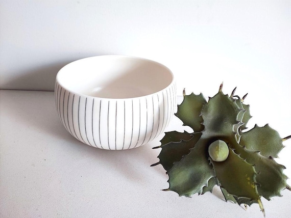 Lage Porzellan Schüssel, gestreifte weiße Schüssel klassisches Design, minimalistische weiße Schüssel, griechische große Porzellanschüssel