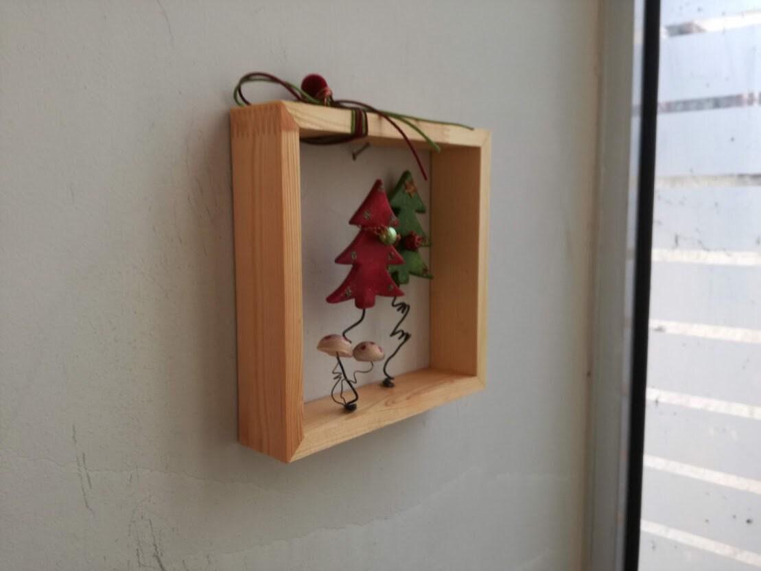 Albero di Natale da appendere alla parete, abeti di Natale con palline, miniature di alberi di Natale rossi e verdi in cornice di legno, cornice in legno naturale con alberi di Natale Albero di Natale da appendere alla parete, abeti di Natale con palline, miniature di alberi di Natale rossi e verdi in cornice di legno, cornice in legno naturale con alberi di Natale