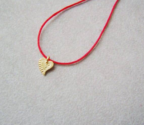 ゴールドハートネックレス、赤い紐の小さな 18k ゴールドハートペンダント、細いゴールドハートネックレス、ボヘミアン ヒッピーの細いネックレス、純金 ハートペンダント - Etsy 日本 サンハートペンダントネックレス レディース 18Kゴールドメッキ チョーカーネックレス ハートチャームネックレス 厚みのあるペーパー