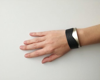 Breites geometrisches Armband aus Aluminium mit Besatz aus schwarzem Leder, minimalistisches Armband aus Messing, silberfarbenes Armband, vintage boho Armreif