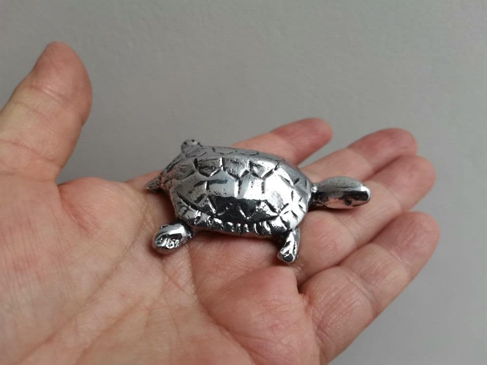 亀の彫刻品 銀色の亀の彫刻、小さなアルミ製の亀、古典的な亀の置物、アルミ製の
