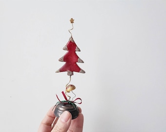 赤いクリスマスツリー、クリスマスのモミの木と飾り、茶色の土台に置