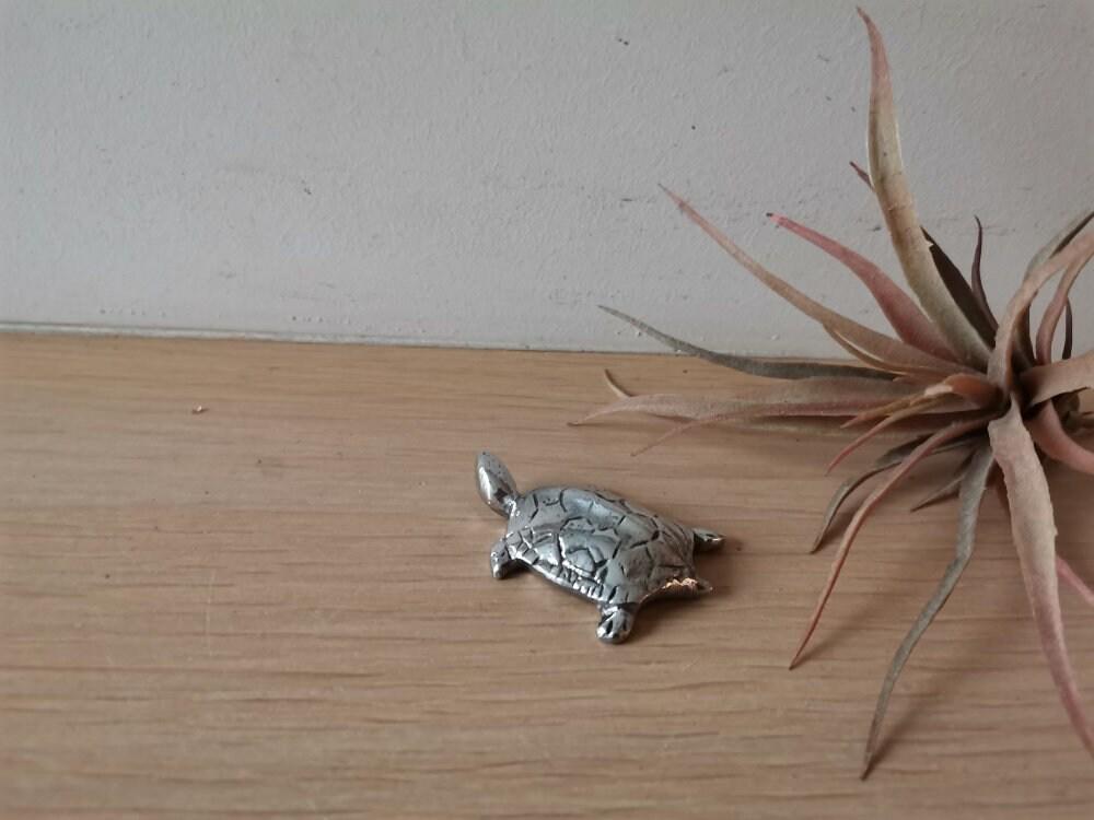 銀色の亀の彫刻、小さなアルミ製の亀、古典的な亀の置物、アルミ製の