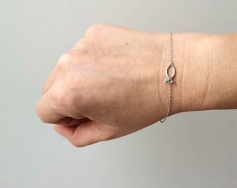 Silver fish bracelet, thin fish chain bracelet of sterling silver,  minimalist fishie charm on thin silver chain cuff, kids  fish bracelet