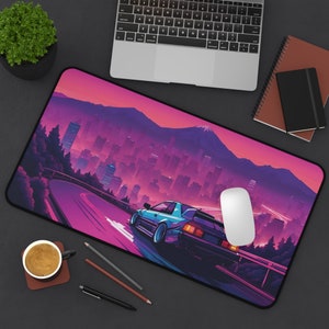 Puede incluir: Un coche azul circula por una carretera sinuosa a través del horizonte de una ciudad por la noche. La ciudad está iluminada con luces rosas y moradas. Una cordillera se encuentra en el fondo. La imagen es una ilustración de estilo retro.