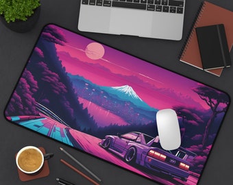 Puede incluir: Un ratón de estilo retro de color morado y rosa con una ciudad, una montaña y un coche conduciendo por un camino sinuoso. El ratón tiene una luna azul y blanca en la esquina superior izquierda.