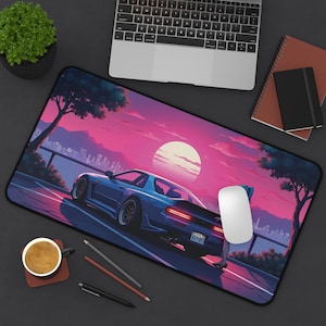 Könnte beinhalten: Eine blaue Auto mit einem Sonnenuntergang und einer Skyline im Hintergrund. Das Auto ist auf einer Straße mit einer Palme im Vordergrund geparkt. Die Mauspad ist schwarz mit einem weißen Rand.