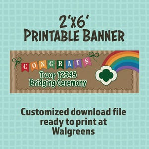 Op de afbeelding: Een printbaar spandoek met de tekst "2'x6' PRINTABLE BANNER". De banner heeft een bruine achtergrond met de woorden "CONGRATS", "Troop 12345 Bridging Ceremony", een regenboog en een Girl Scout klaver.