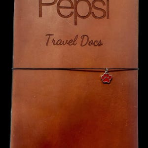 Personalisierter Haustier-Pass-Organizer - Veg. Hellbraune Leder Reisebrieftasche zum Schutz der Dokumente Ihrer pelzigen Freunde