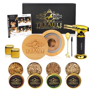 Puede incluir: Un kit de fumador de cócteles con una base de madera, una cúpula de ahumado de metal, un soplete dorado y cuatro pequeños frascos de astillas de madera. Las astillas de madera están etiquetadas con diferentes tipos de madera: madera de cerezo, madera de pacana, madera de manzana y madera de roble. El kit también incluye dos cubitos de hielo dorados y una cuchara dorada.