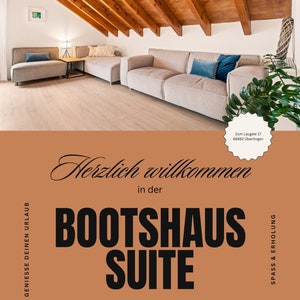 Puede incluir: Interior de una sala de estar moderna con un sofá beige, cojines azules y techo de madera. La imagen incluye el texto "BOOTSHAUS SUITE" y "Herzlich willkommen".