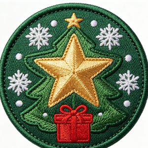Puede incluir: Un parche bordado circular con fondo verde oscuro y un árbol de Navidad verde en el centro. Una gran estrella dorada se sitúa en medio del árbol, coronada por una estrella dorada más pequeña. Un regalo rojo con lazo se encuentra en la base, rodeado de copos de nieve blancos.