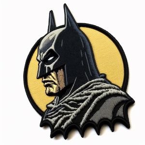 Puede incluir: Un parche bordado circular que muestra una vista de perfil del personaje Batman. El diseño presenta una capucha y capa negras con reflejos grises sobre un fondo circular amarillo sólido, todo bordeado por un grueso borde negro cosido.
