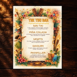 Może przedstawiać: Prostokątna tablica z menu zatytułowana THE TIKI BAR zawierająca listę koktajli, w tym Mai Tai, Piña Colada, Mojito, Daiquiri i Painkiller. Obramowanie ozdobione jest maskami tiki, tropikalnymi kwiatami, zielonymi liśćmi i girlandami świetlnymi.
