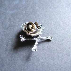 Antiqued Silver Plated Skull and Crossbones Lapel Pin or Tie Pin, Tie Tack, Goth Brooch with Gift Box, Gift for Dad image 5