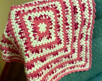 Manta cuadrada de ganchillo hecha a mano estilo abuela / Manta para bebé de 79 x 79 cm / Manta texturizada rosa y crema / Decoración acogedora para la habitación del bebé / Regalo para bebé o niño pequeño