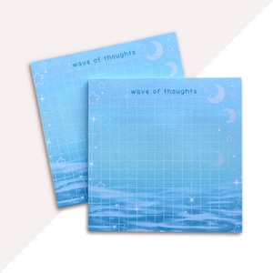 Może przedstawiać: Dwa niebieskie bloki notesów samoprzylepnych z siatką i wzorem fali. Na blokach nadrukowany jest tekst "wave of thoughts". Wzór zawiera gwiazdy i księżyce.