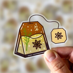 Steenbok astrologie sticker, AstroloTea duidelijke sticker Steenbok dierenriem sticker, esthetische dierenriem sticker, aarde teken sticker aardse kaneel