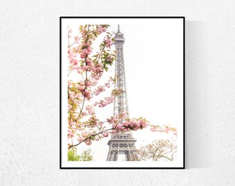 Parijs fotografie, Eiffeltoren Parijs in april, Parijs in de lente, roze kersenbloesems, Parijs woondecoratie, blush roze badkamerkunst