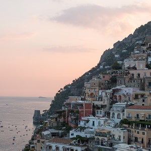 イタリアの写真、ポジターノの夕日、アマルフィ海岸、イタリア、ビーチの写真、家の装飾、ビーチアート、寝室アート、ポジターノの傘
