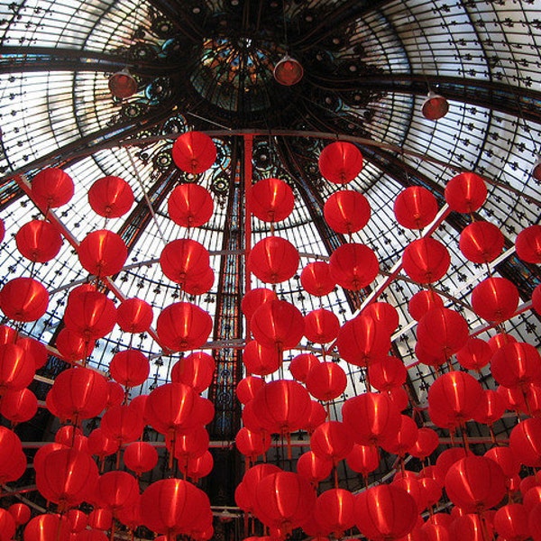 Fotografía de París, Globos rojos en París, Galerías Lafayette Techo, Linternas rojas, decoración del hogar de París, Francia, arte de la pared roja