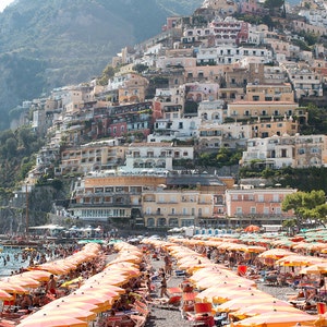 Italien Fotografie, August in Positano, Amalfiküste, Italien, Strandfotografie, italienische Wohnkultur, Positano Kunst, Schlafzimmer Kunst, Sonnenschirme