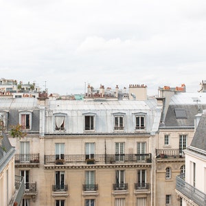 Fotografía de París, Torre Eiffel con los tejados parisinos, abril en París, decoración de la casa de París, arte de la pared blanca de París, arquitectura