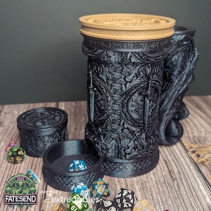 Jarra de luchador con torre de dados y bóveda de dados / Taza de Dungeon Master / Funda para latas DND / Regalo de Dungeon Master / Taza con torre de dados