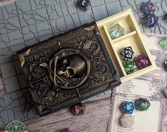Fates End の Yarr Book Tome ダイス ボールトとダイス トレイ | ダイス ストレージ | ダンジョンズ アンド ドラゴンズ | デッキ ホルダー