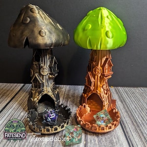 Può includere: Due torri per dadi a forma di fungo stampate in 3D, una con finitura nera e dorata e l'altra con finitura verde e marrone. Entrambe le torri hanno una piccola apertura sul fondo per far rotolare i dadi.
