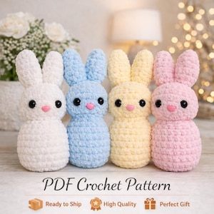 Può includere: Quattro coniglietti all'uncinetto fatti a mano in bianco, blu, giallo e rosa. Ogni coniglietto ha occhi neri e un naso rosa. L'immagine include il testo "PDF Crochet Pattern".