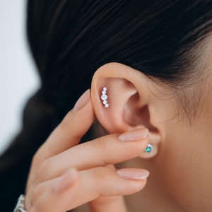 Pendiente de diamante para cartílago, pendiente de hélice, pendiente de plata de ley blanca con parte trasera plana, joya delicada, regalo de Navidad para ella.