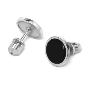 Puede incluir: Un par de pendientes de botón de plata con piedras de ónix negro.