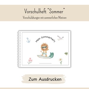 Könnte beinhalten: Ein spiralgebundenes Vorschulheft mit dem Titel "Vorschulheft Sommer" und dem Untertitel "Vorschulübungen mit sommerlichen Motiven". Das Cover zeigt einen gezeichneten Löwen mit Sonnenbrille auf einem Surfbrett, einen Anker und Blumen.