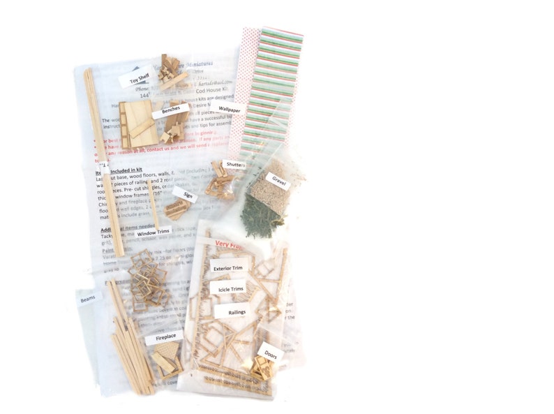 Peut inclure: Un kit de maison de poup&eacute;e miniature avec diverses pi&egrave;ces en bois, y compris des poutres, des moulures, des portes et des fen&ecirc;tres. Le kit comprend &eacute;galement des sacs de gravier, du papier peint et de la verdure.