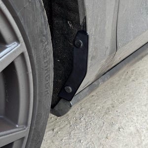 Op de afbeelding: Een set van drie keramische mokken met een gespikkelde, matte afwerking. De mokken zijn in tinten crème, lichtgrijs en donkergrijs. Elke mok heeft een eenvoudig, minimalistisch ontwerp, perfect voor koffie of thee.