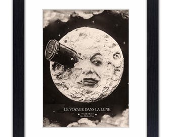 Puede incluir: Un póster en blanco y negro para la película francesa de 1902 "Le Voyage Dans La Lune" (Un viaje a la luna). El póster presenta un primer plano de la luna con una cara humana y un telescopio que sobresale de su ojo.