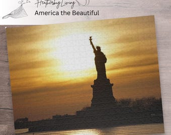 Rompecabezas de la Estatua de la Libertad al atardecer en la ciudad de Nueva York.