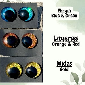 Op de afbeelding: Drie paar ronde cabochon-ogen op zwarte displaykaarten. Het bovenste paar is Phryia Blue & Green, het middelste paar is Lityerses Orange & Red en het onderste paar is Midas Gold. Elk oog heeft een grote zwarte pupil en een glinsterende iris.
