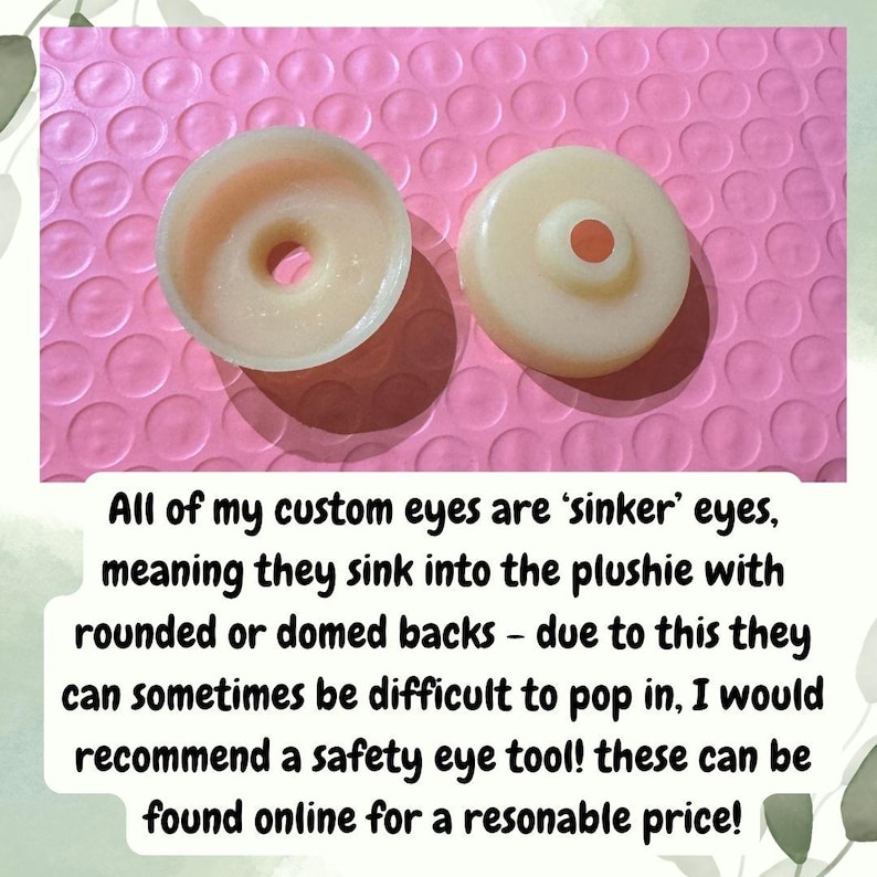 Op de afbeelding: Twee ronde, gebroken witte, semi-transparante plastic sinker-ogen voor knuffels. E&eacute;n oog wordt getoond vanaf de holle onderkant met een centraal gat, en het andere vanaf de bolle, gewelfde bovenkant met een centraal gat voor bevestiging.