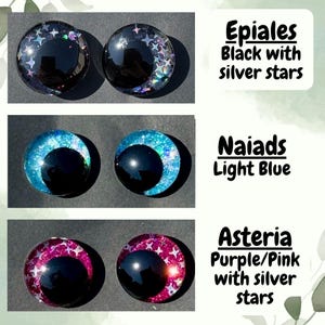 Op de afbeelding: Drie paar ronde cabochon ogen met zwarte pupillen en kleurrijke irissen. Het bovenste paar is zwart met zilveren sterren, gelabeld als Epiales. Het middelste paar is lichtblauw, gelabeld als Naiads. Het onderste paar is paars en roze met zilveren sterren, gelabeld als Asteria.