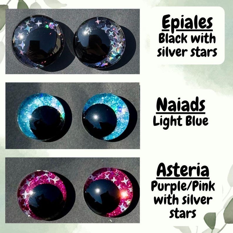 Op de afbeelding: Drie paar ronde cabochon ogen met zwarte pupillen en kleurrijke irissen. Het bovenste paar is zwart met zilveren sterren, gelabeld als Epiales. Het middelste paar is lichtblauw, gelabeld als Naiads. Het onderste paar is paars en roze met zilveren sterren, gelabeld als Asteria.
